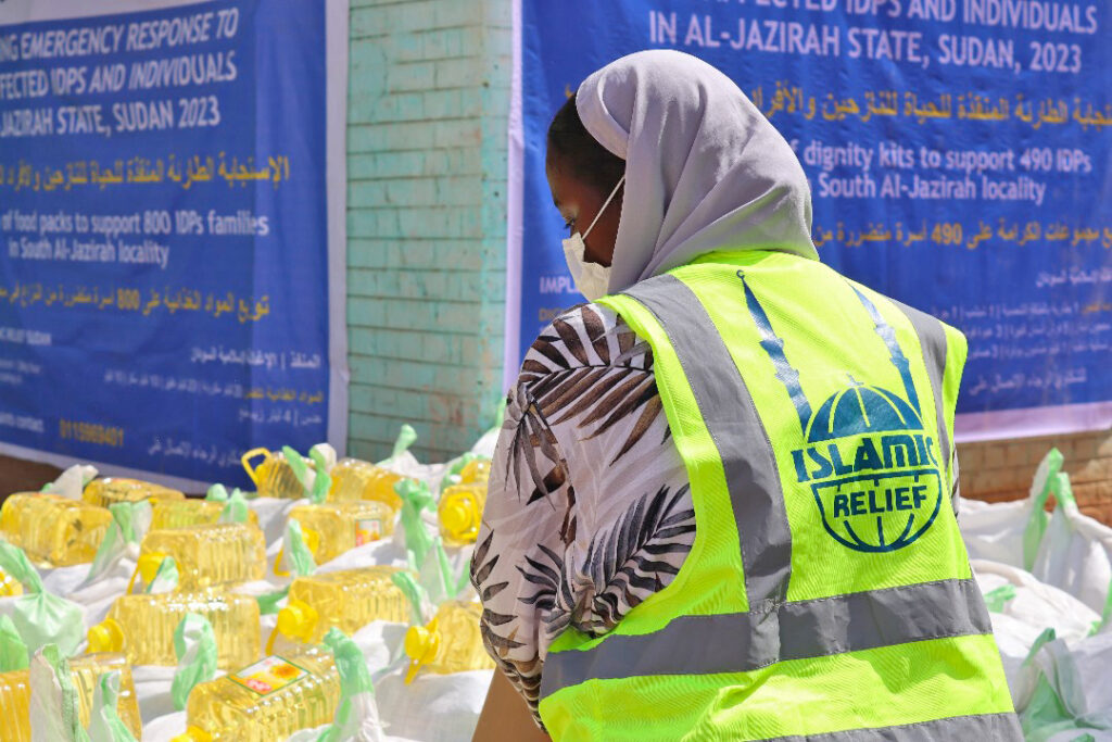 Islamic Relief member helping distributing food packs to families displaced by the ongoing conflict in Sudan. 