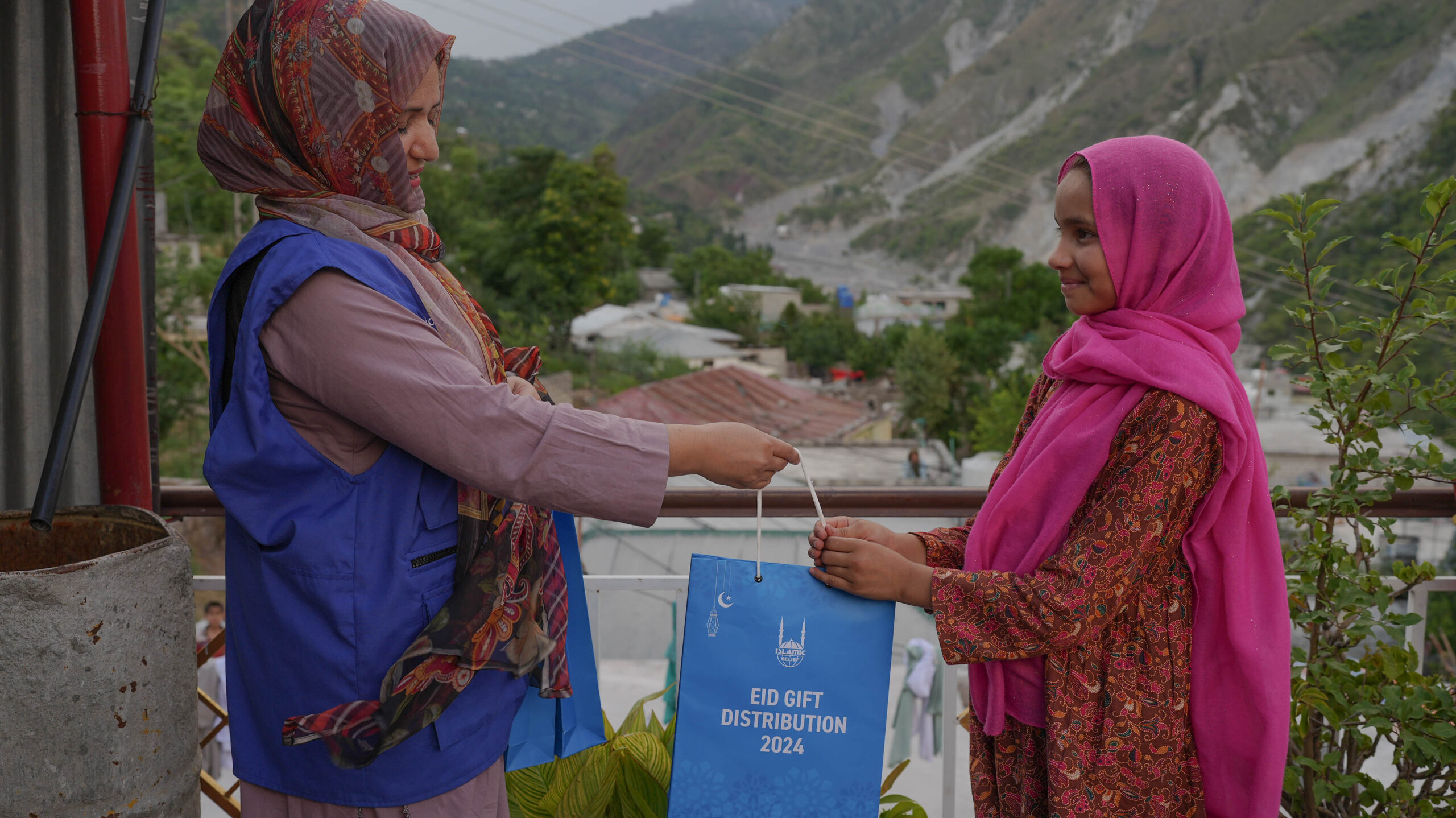 Pakistan Eid day gifts distribution