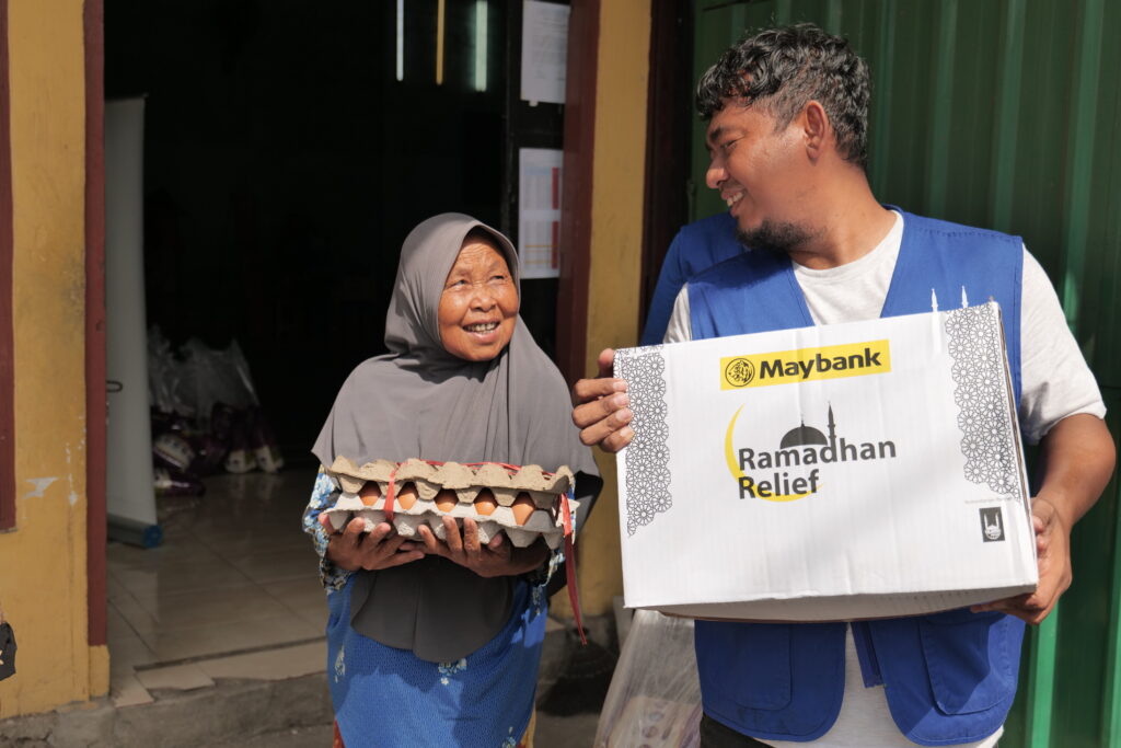 Islamic Relief working with local partners in Indonesia to distribute emergency aid.