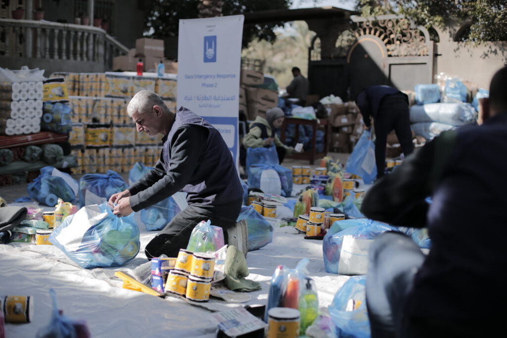 image of food distribution in Gaza by the islamic relief team-02