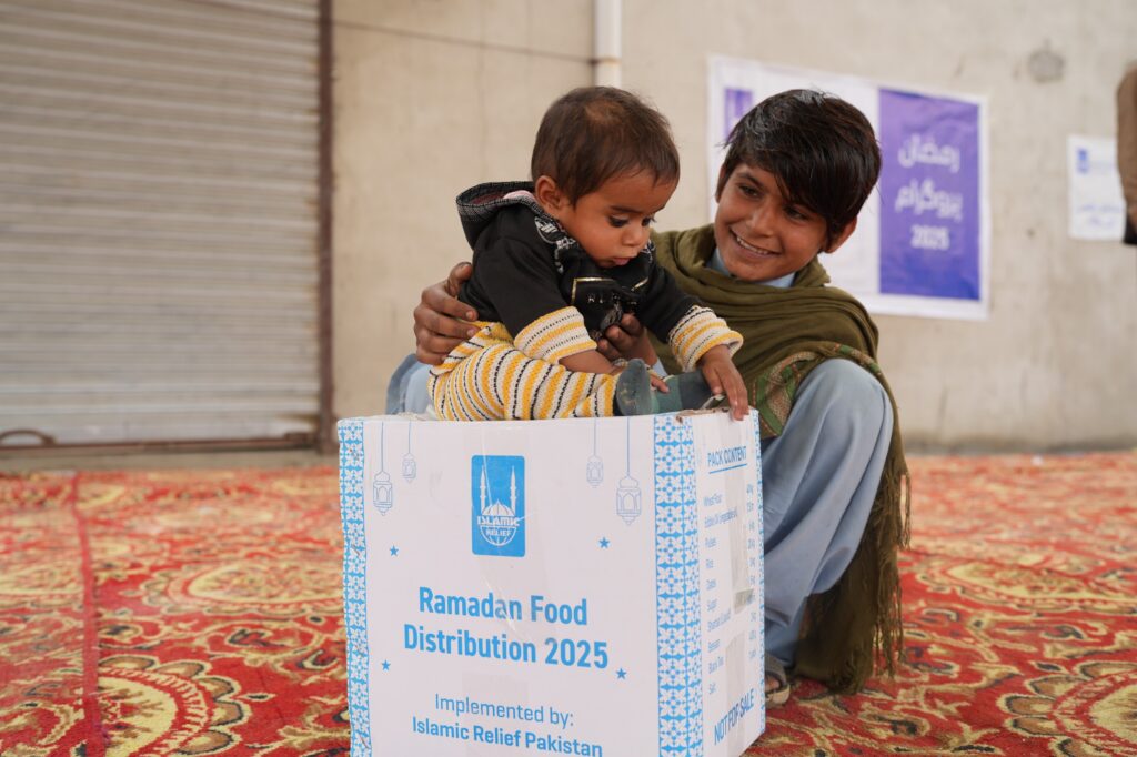 Needy children from Pakistan, part of the people who can receive zakat